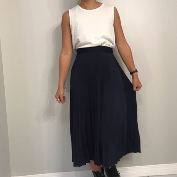 NAVY PLEATED MIDI SKIRT!! - Picture 3 of 3